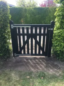 Efter handyman hjælp Amagers handyman har sat en ny havelåge op